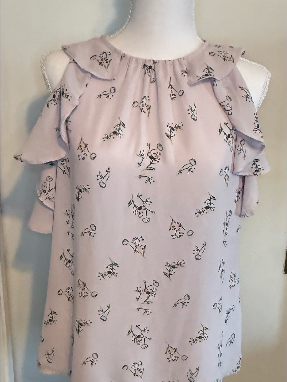 belle sky Lavender Floral Keyhole Blouse